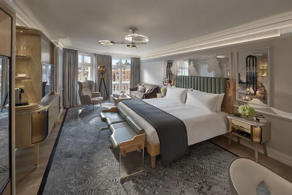 Luxuriöses Hotelzimmer mit Doppelbett, eleganter Einrichtung und Wohnzimmerbereich