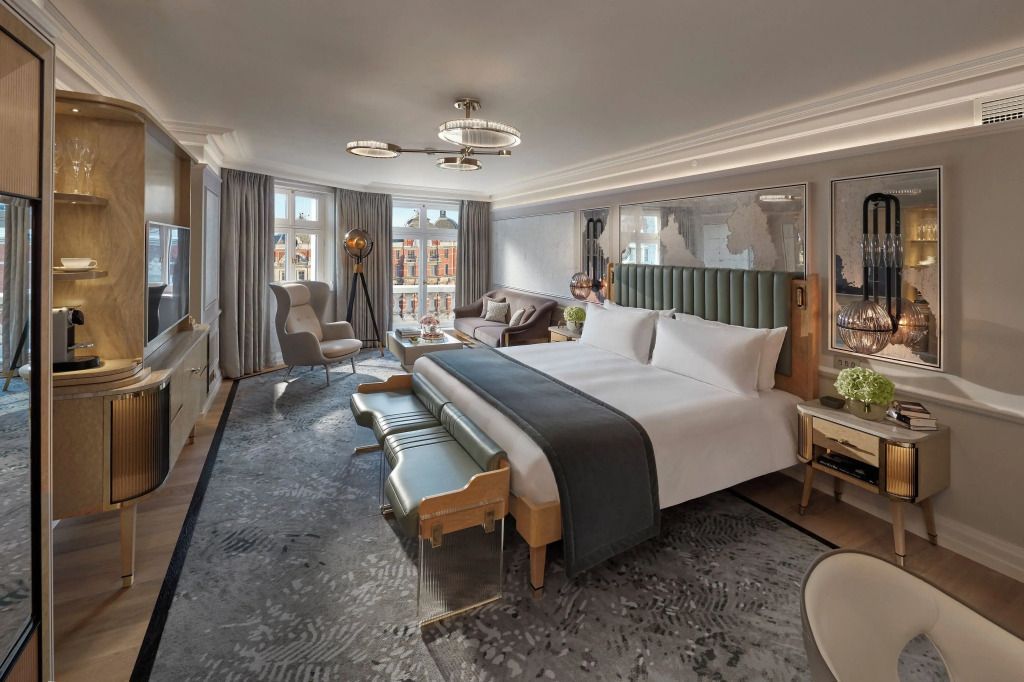 Elegantes Hotelzimmer mit großen Fenstern und luxuriöser Ausstattung