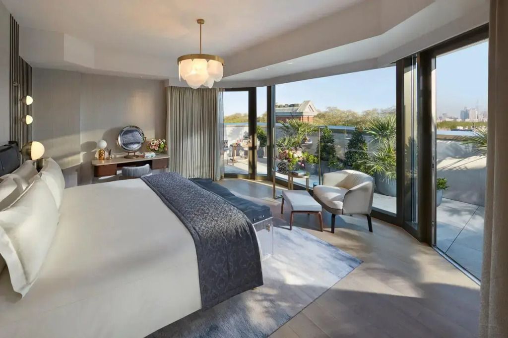 Helles Schlafzimmer im Mandarin Oriental Penthouse mit Panoramafenstern und eleganter Einrichtung