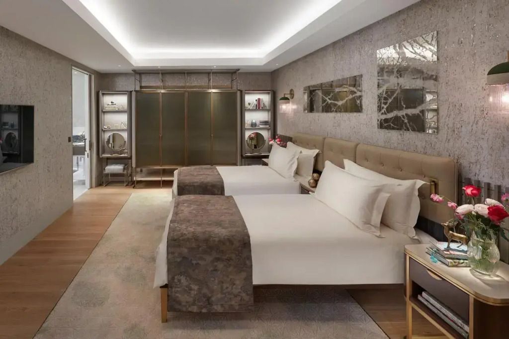 Modernes Doppelzimmer im Mandarin Oriental Penthouse mit stilvollen Designelementen