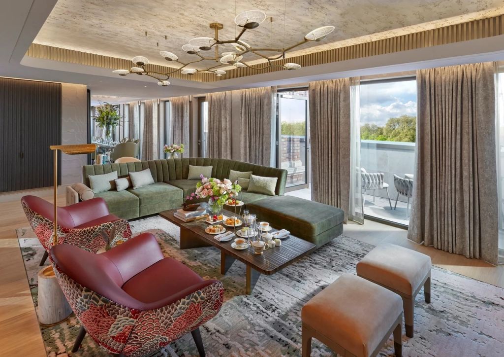 Luxuriöses Wohnzimmer im Mandarin Oriental Penthouse mit Designerstühlen und Außenausblick