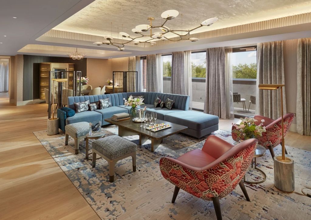 Geräumiger Wohnbereich im Mandarin Oriental Penthouse mit modernen Möbeln und Balkonzugang