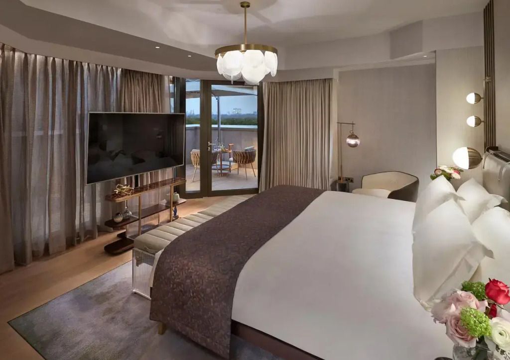 Luxuriöses Schlafzimmer mit großem Doppelbett und Balkon im Oriental Doppel Penthouse