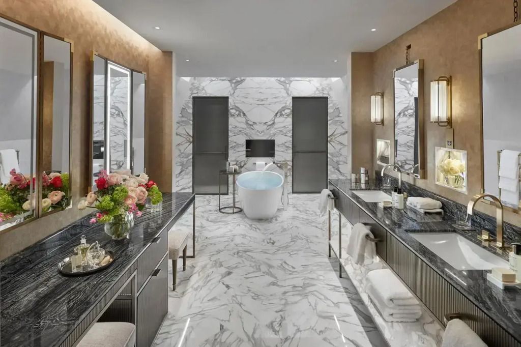 Moderner Marmor-Badezimmerbereich mit freistehender Badewanne im Oriental Doppel Penthouse