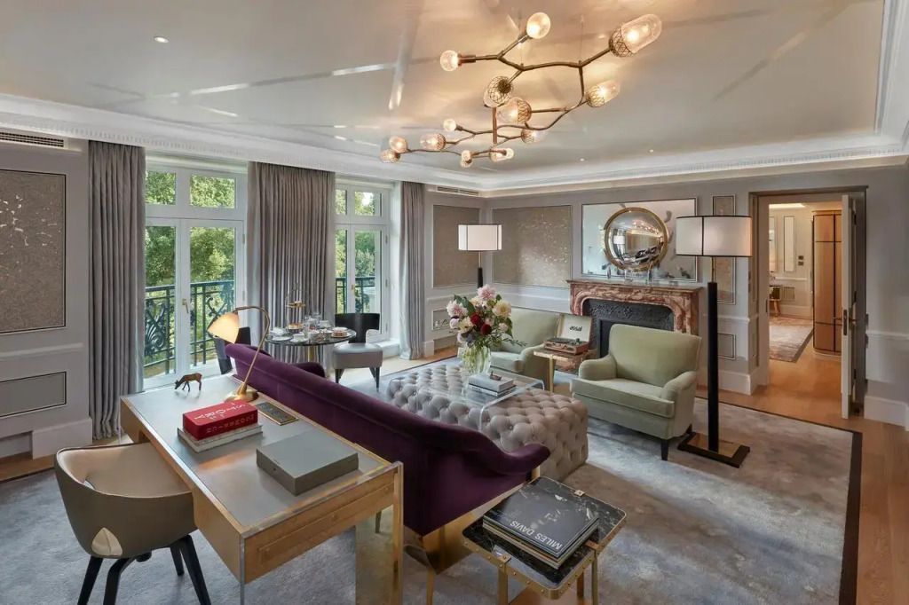 Eleganter Wohnbereich der Präsidenten Suite mit modernen Möbeln und großer Fensterfront