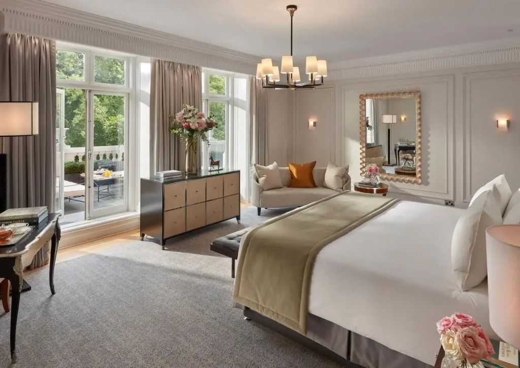 Elegantes Schlafzimmer in der Royal Suite mit großen Fenstern und stilvollem Dekor
