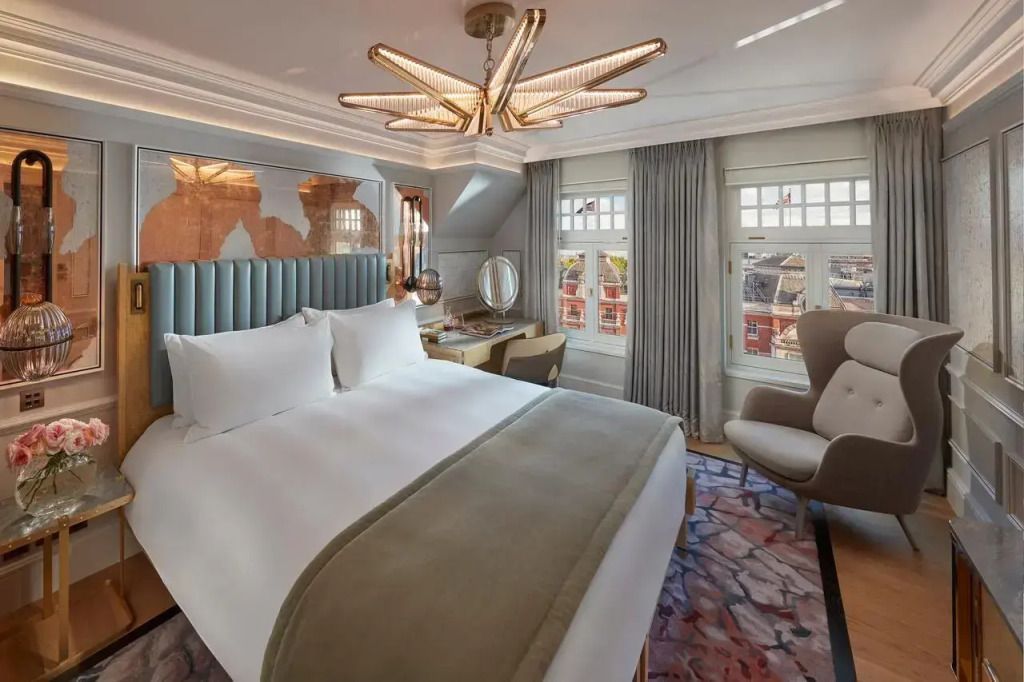 Luxuriöse Suite mit großem Doppelbett, stilvoller Beleuchtung und eleganter Einrichtung