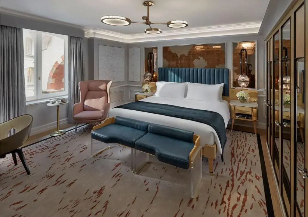 Luxuriöses Schlafzimmer mit elegantem Doppelbett und modernem Design.