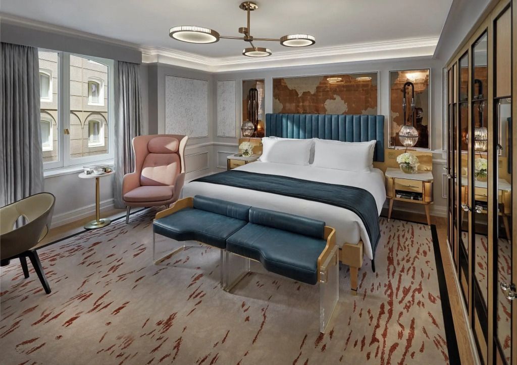 Luxuriöses Superior Doppelzimmer mit blauem Polsterbett und eleganter Beleuchtung