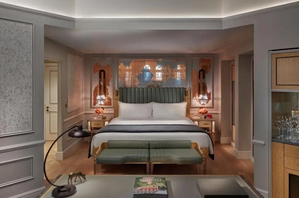 Elegantes Schlafzimmer mit Doppelbett, modernem Design und warmem Licht