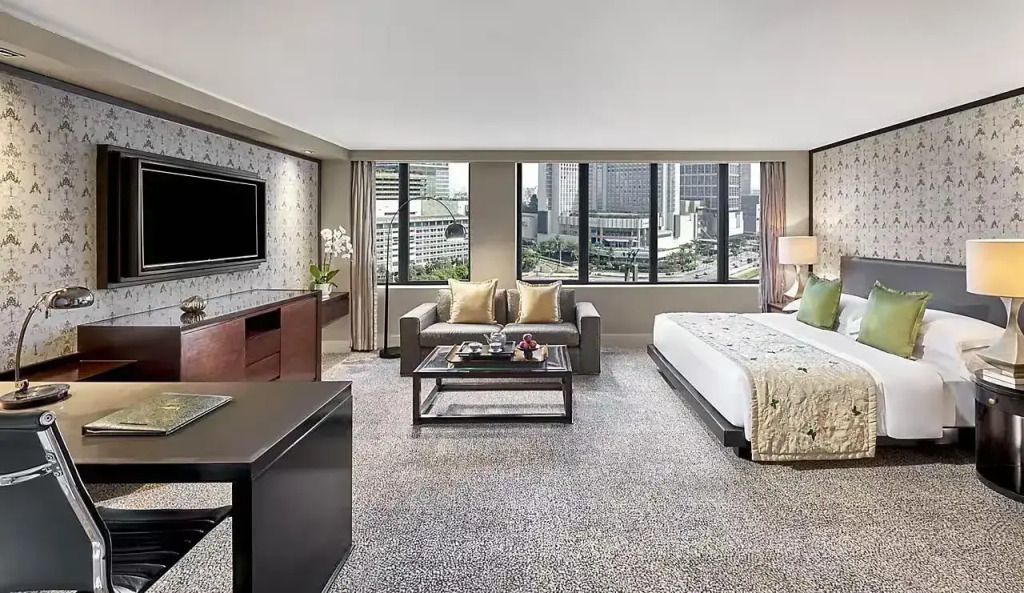Geräumiges Zimmer mit modernem Design, großen Fenstern und Stadtblick