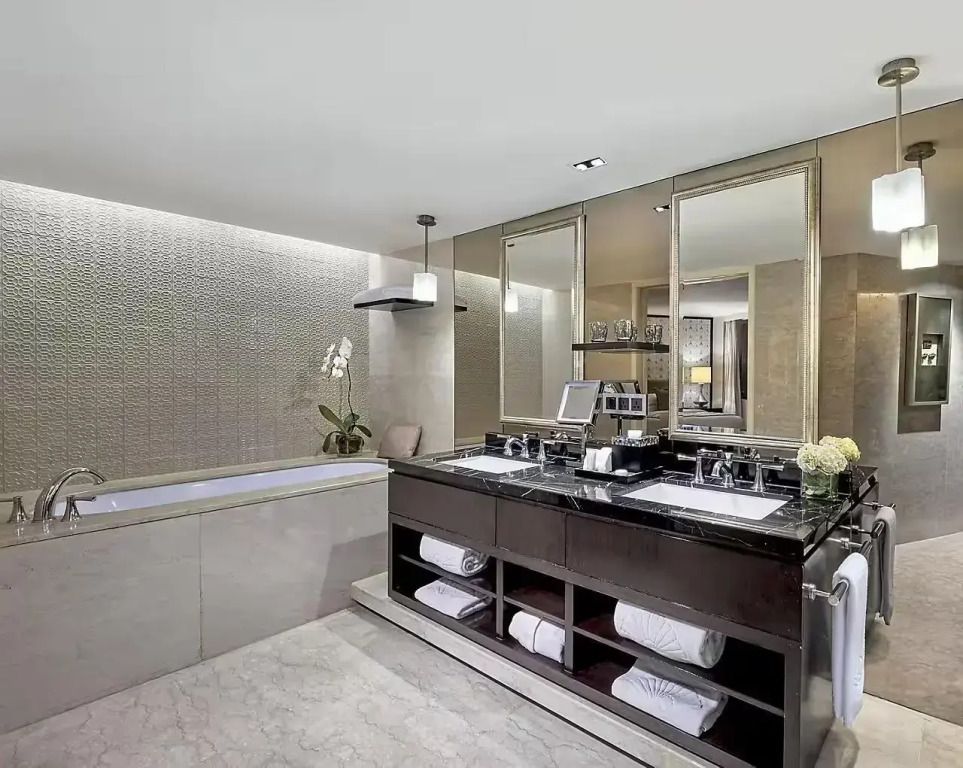 Elegantes Badezimmer mit Doppelwaschbecken und Badewanne im Deluxe Zimmer