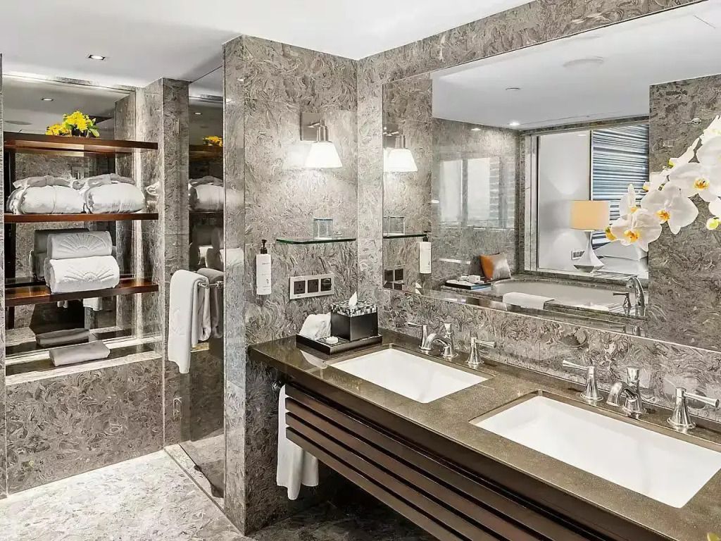 Geräumiges Badezimmer mit Doppelwaschbecken und eleganter Ausstattung.