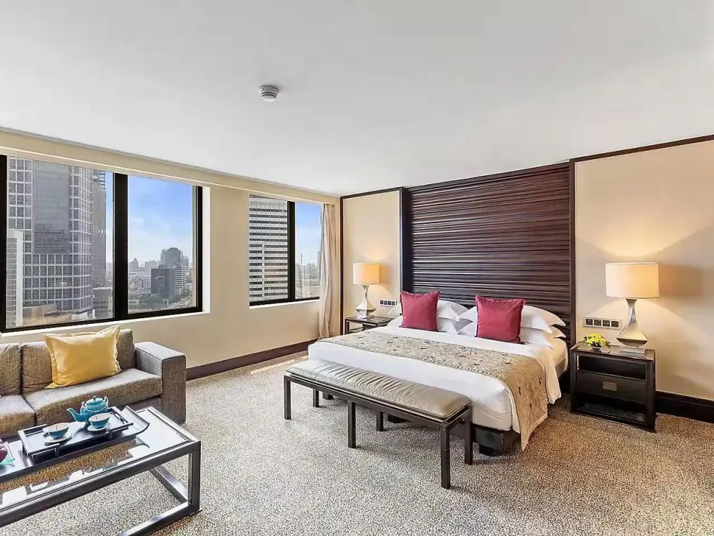 Deluxe Viererzimmer mit modernen Möbeln und Stadtblick