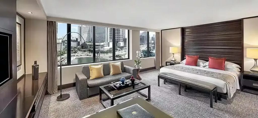 Elegantes Hotelzimmer mit Doppelbett und Blick auf die Stadt