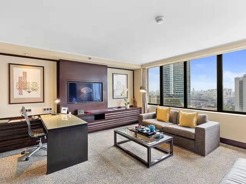 Luxuriöser Wohnbereich im Hotelzimmer mit Schreibtisch und Panoramafenster