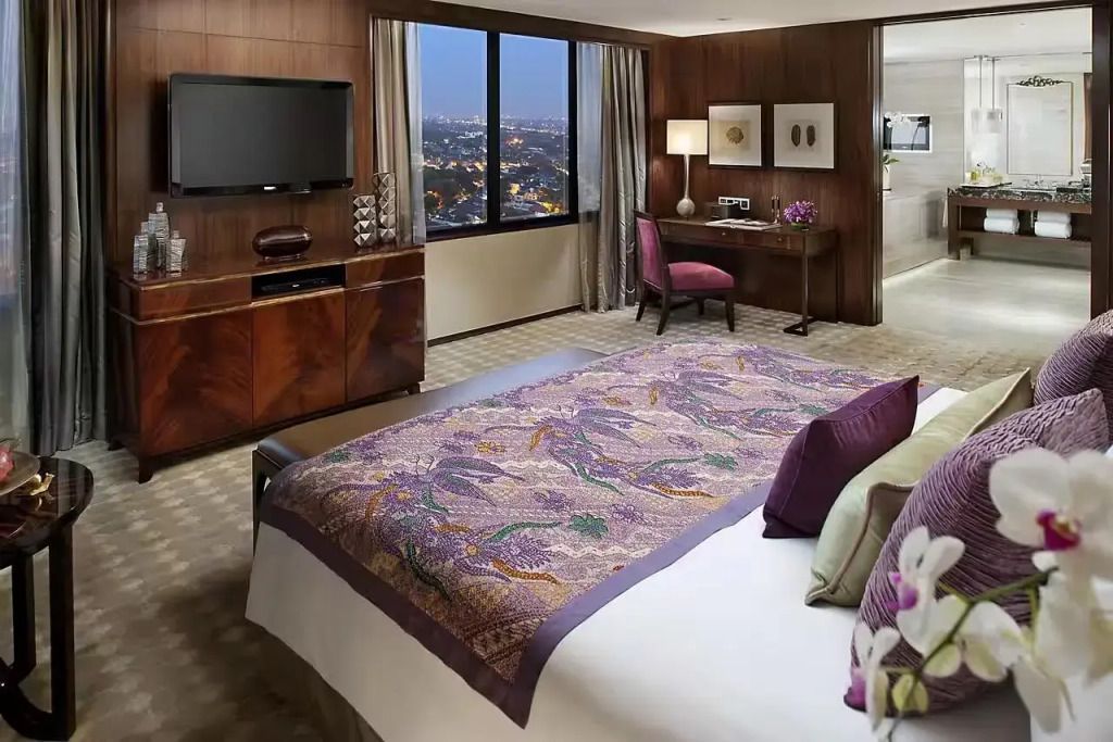 Luxuriöses Schlafzimmer mit Stadtblick im Mandarin Oriental Jakarta