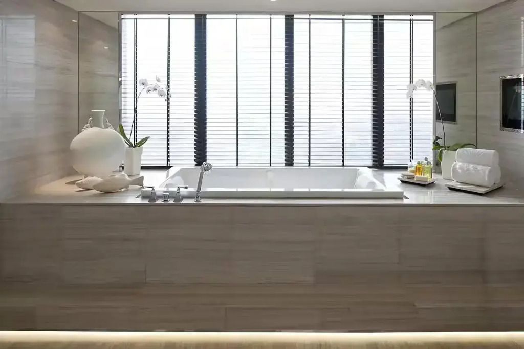 Modernes Badezimmer mit großer Badewanne und stilvollem Design