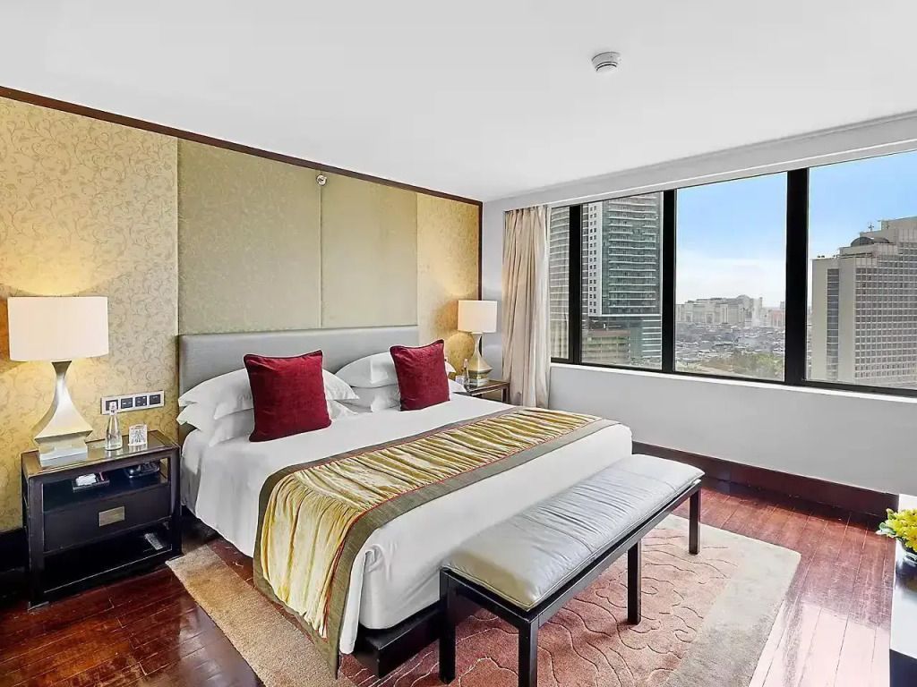 Geräumiges Schlafzimmer mit Doppelbett in der Oriental Doppel Suite des Hotels