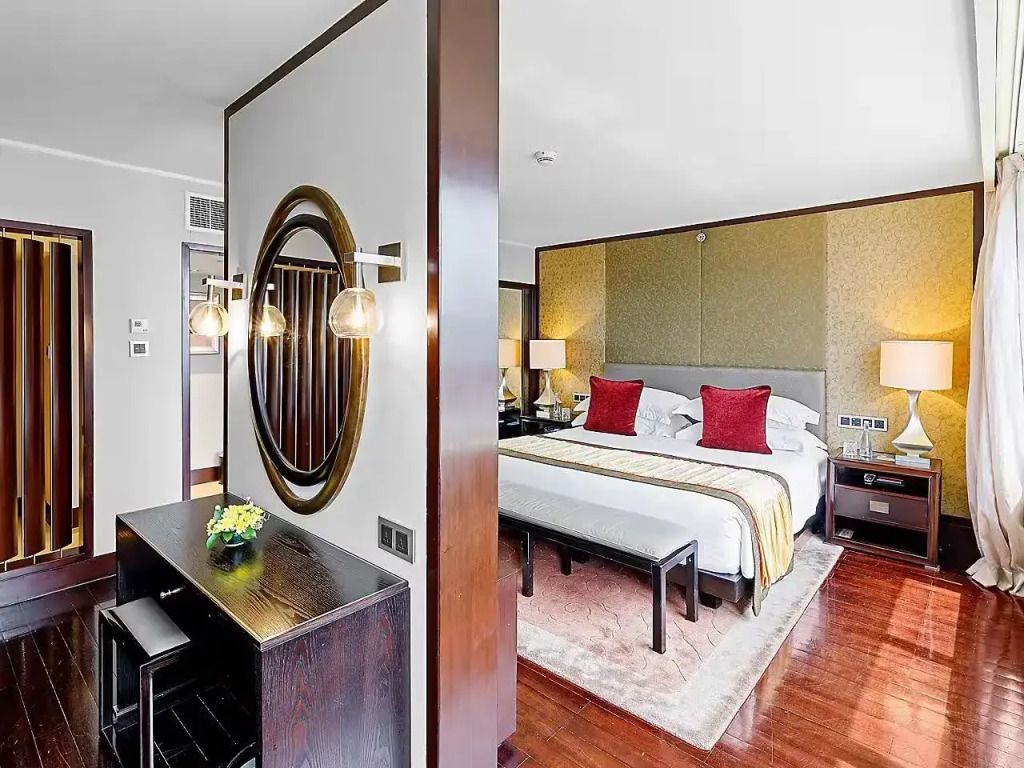 Schlafzimmerbereich mit stylischem Schreibtisch in der Oriental Doppel Suite