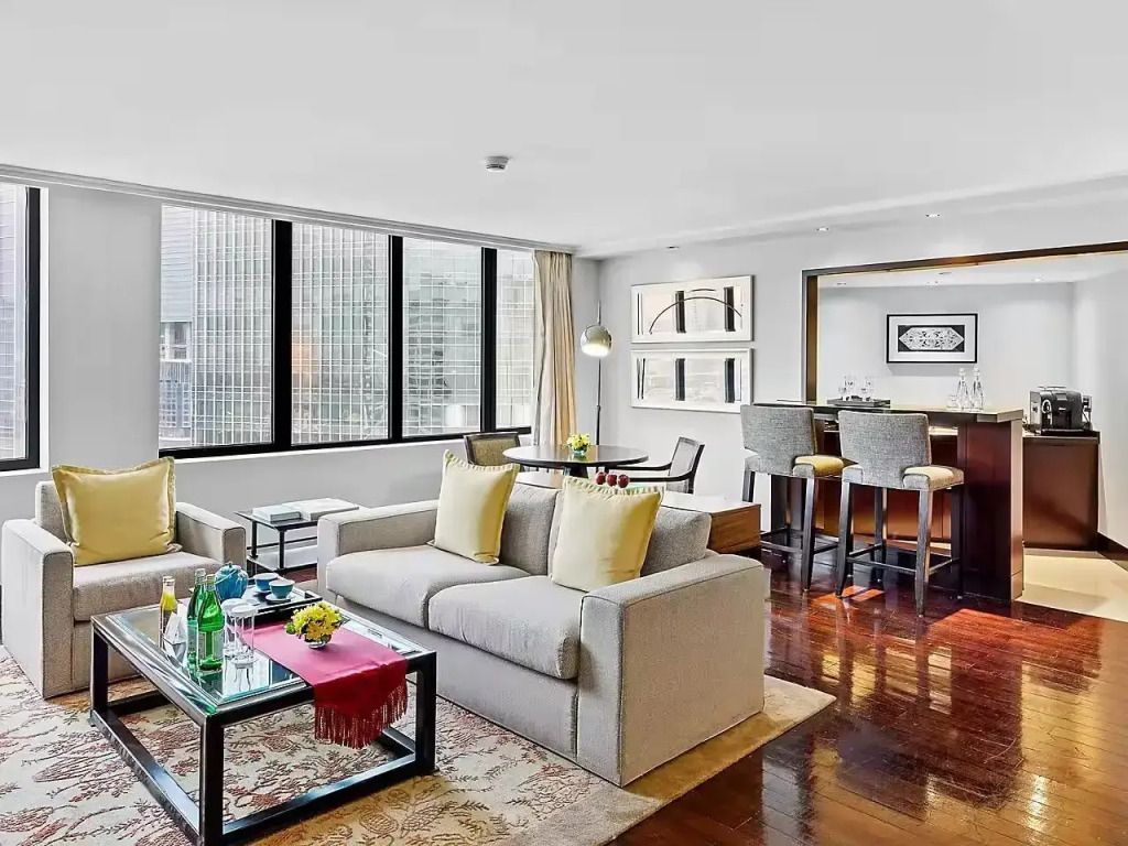 Komfortabler Wohnbereich mit Sofas in der Oriental Doppel Suite
