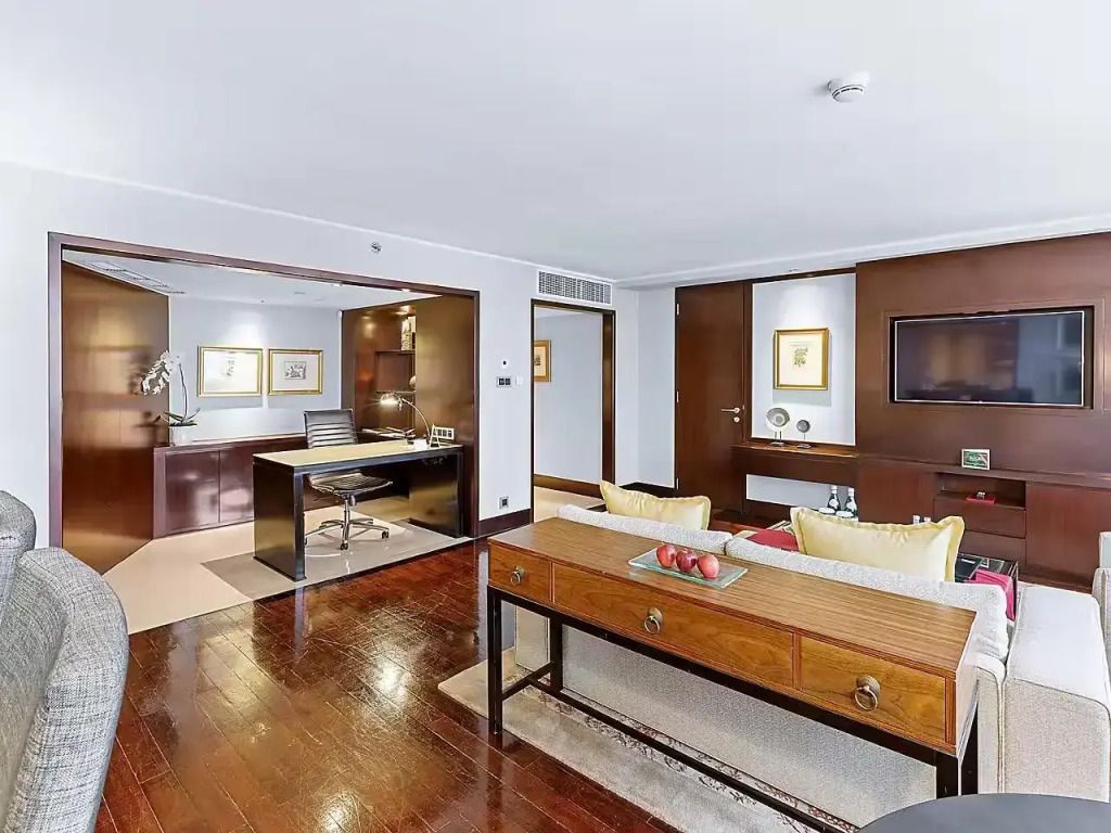 Wohnbereich mit Schreibtisch und TV in der Oriental Doppel Suite