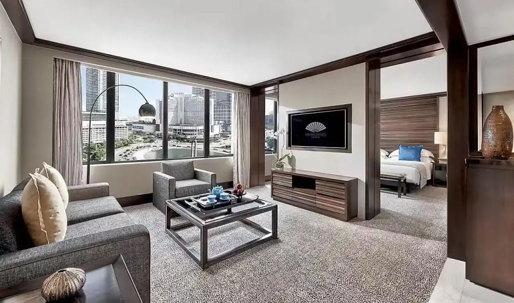 Luxuriöses Wohnzimmer in der Suite mit Panoramablick und stilvoller Einrichtung.