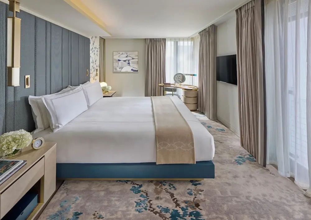 Luxuriöses Doppelzimmer mit elegantem Design und großen Fensterfronten.