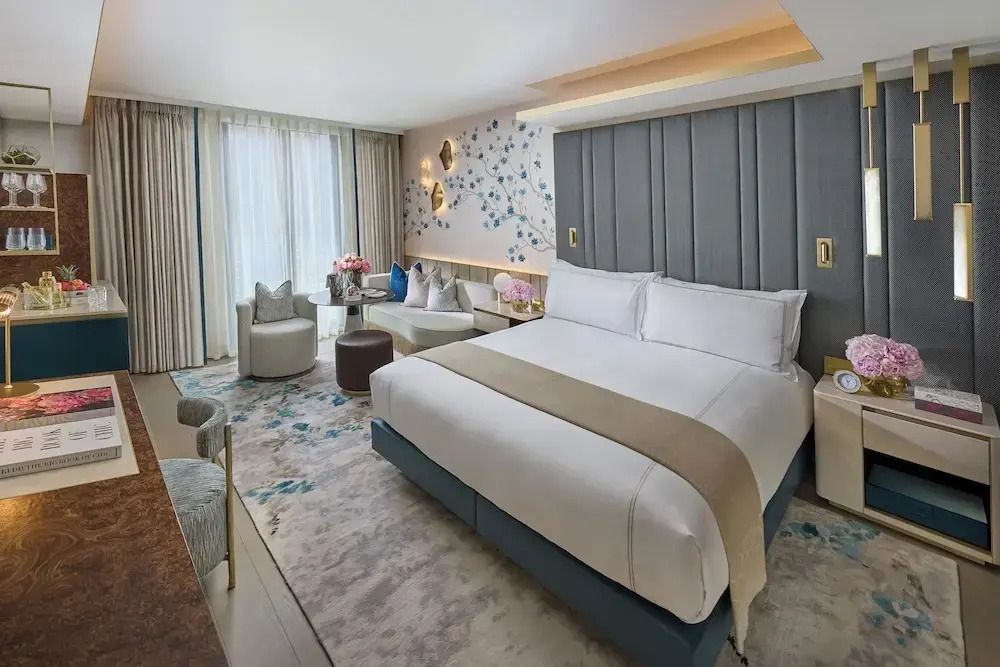 Luxuriöses Deluxe Doppelzimmer mit elegantem Dekor und Kingsize-Bett