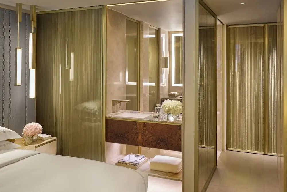 Hochwertiges Badezimmer mit modernen Armaturen und eleganter Einrichtung