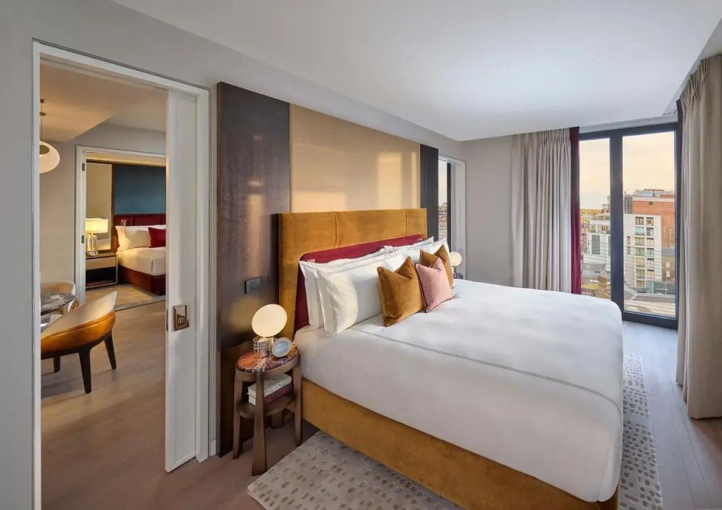 Gemütliches Schlafzimmer mit Doppelbett und Blick in ein weiteres Schlafzimmer