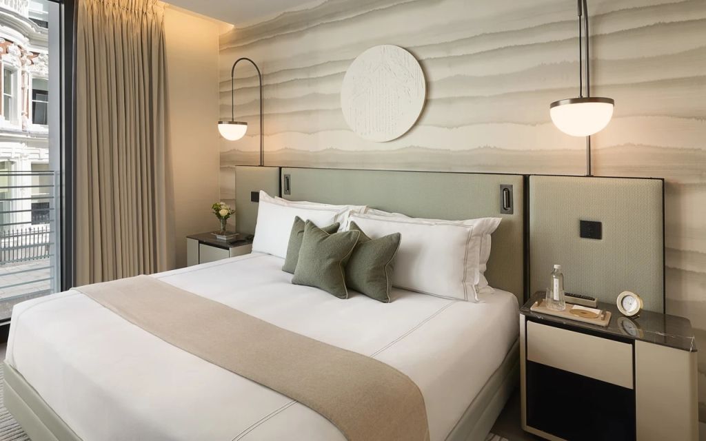 Modernes Schlafzimmer mit stilvoller Wanddekoration und dezenter Beleuchtung