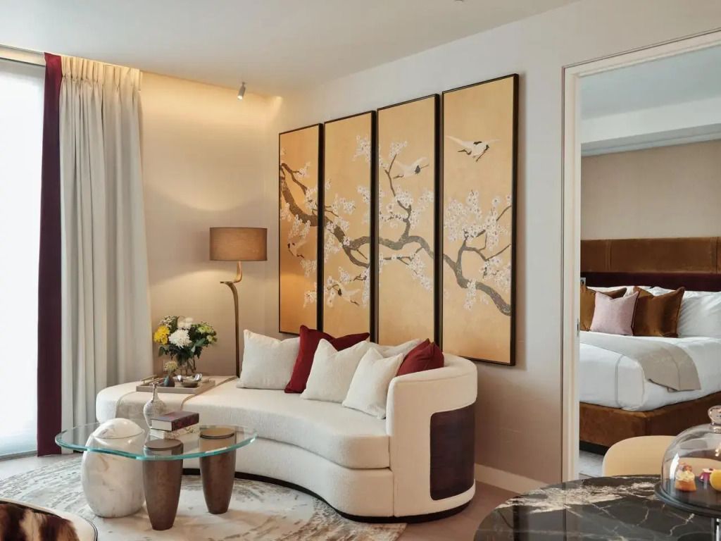 Wohnbereich mit eleganter Couch und dekorativer Wandkunst