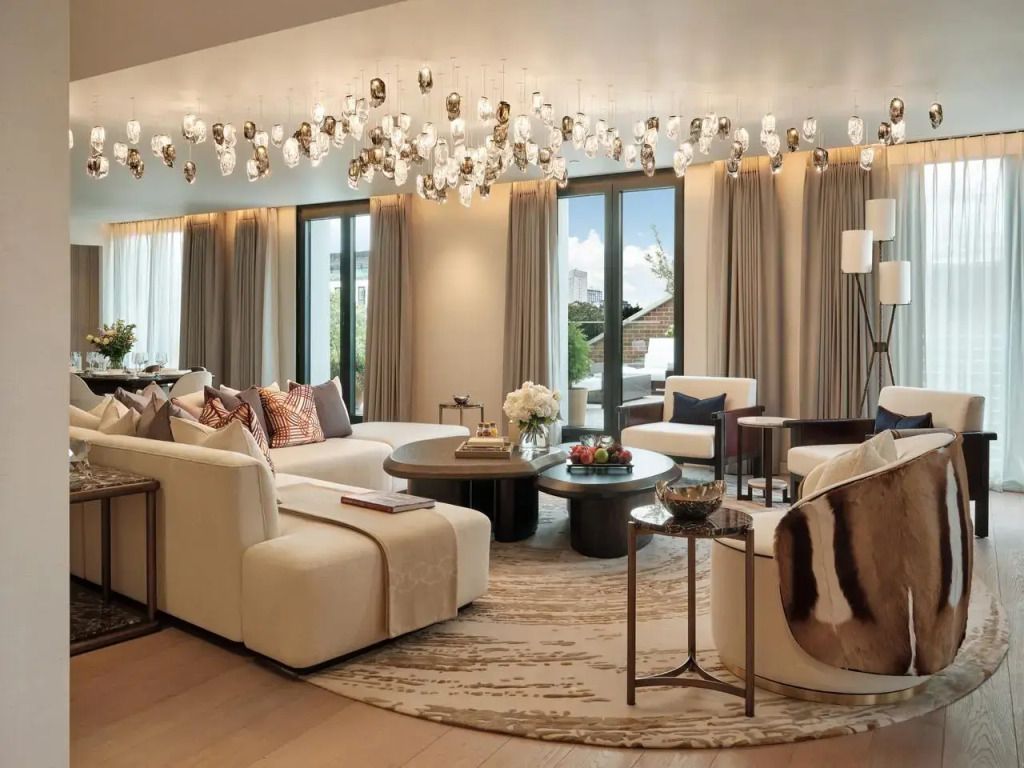 Luxuriöses Wohnzimmer mit eleganten Möbeln und Designerleuchten, große Fensterfront.