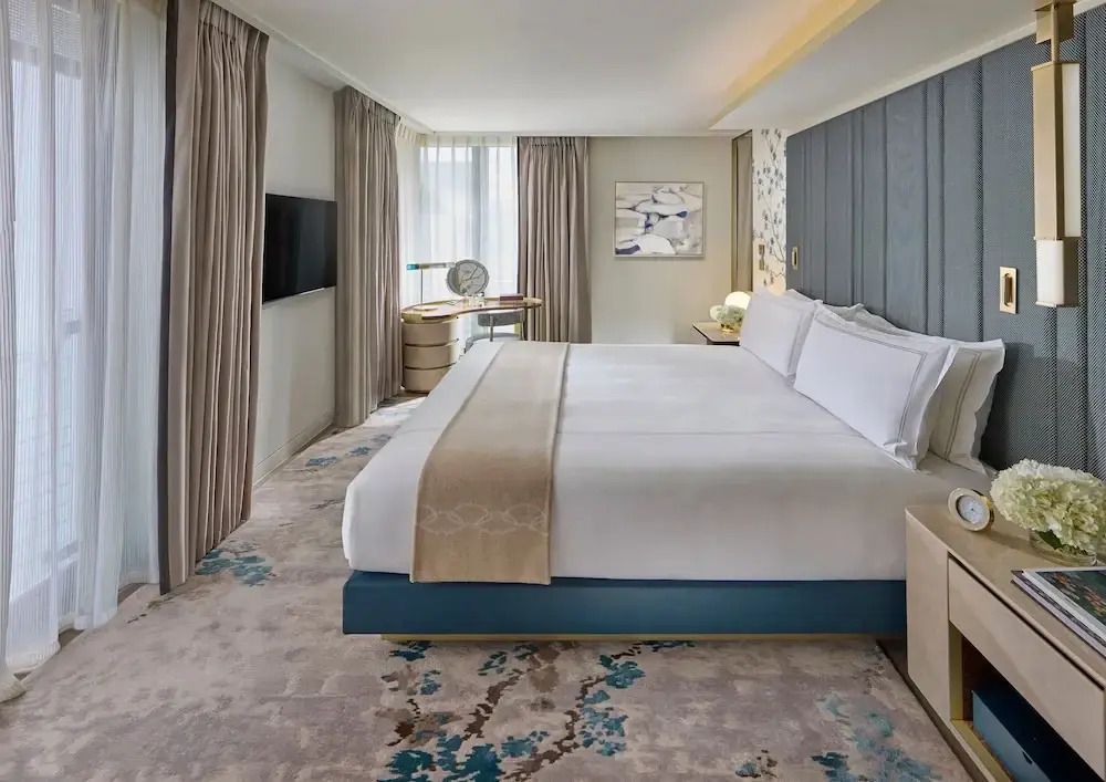 Helles Schlafzimmer mit Kingsize-Bett, modernen Möbeln und elegantem Dekor