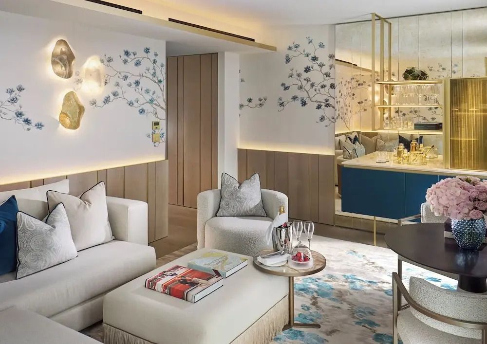 Elegantes Wohnzimmer mit Sitzbereich, Kunstwerken und modernen Akzenten