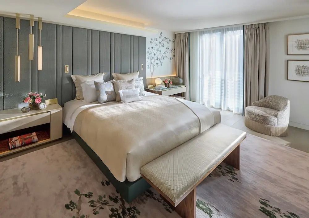 Helles Schlafzimmer der Hanover Doppel Suite mit großem Doppelbett, eleganter Einrichtung und bodentiefen Fenstern