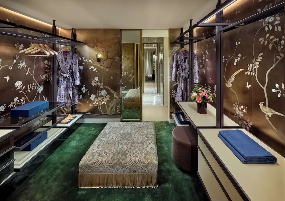 Ankleidezimmer mit luxuriösen Details, polierten Oberflächen und eleganter Beleuchtung