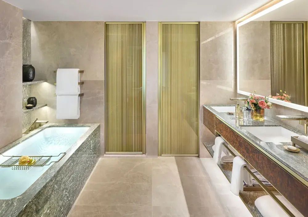Schickes Badezimmer mit hochwertigen Materialien und stilvoller Einrichtung in neutralen Tönen