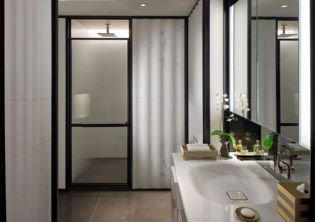 Modernes Badezimmer mit großer Dusche und eleganter Waschtischarmatur.