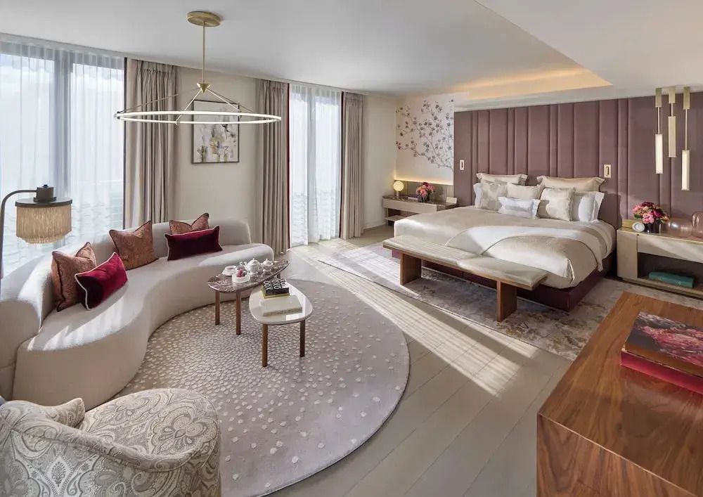 Helles Schlafzimmer mit Doppelbett und eleganter Sitzecke in der Mayfair Doppel Suite.