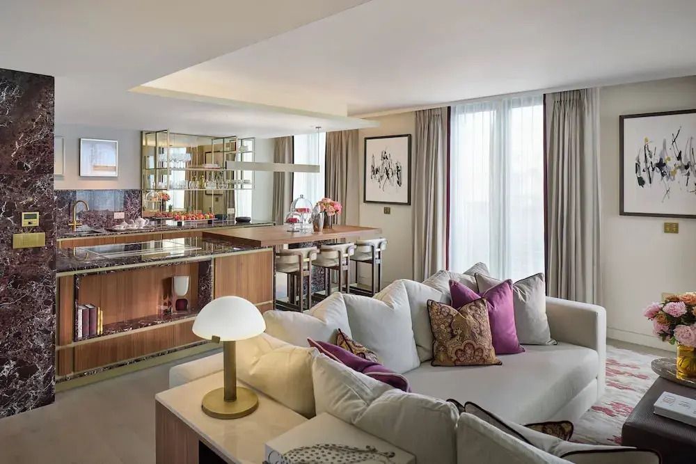Moderne Suite mit großer Couch, Spiegel und eleganter Einrichtung im Wohnzimmerstil.