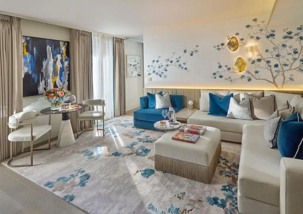 Stylisches Wohnzimmer mit moderner Kunst und eleganten Möbeln
