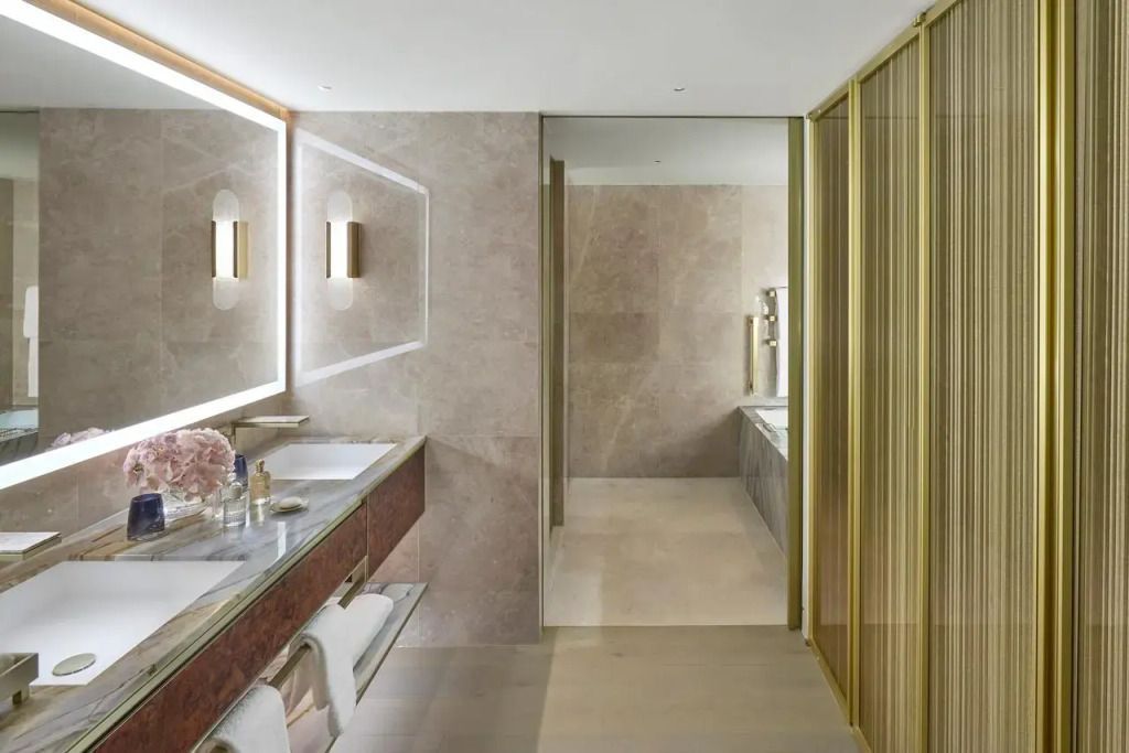 Modernes Badezimmer mit Doppelwaschbecken und großer Dusche