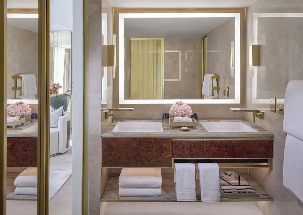 Modernes Badezimmer mit Doppelwaschbecken und eleganter Beleuchtung im Hotelzimmer