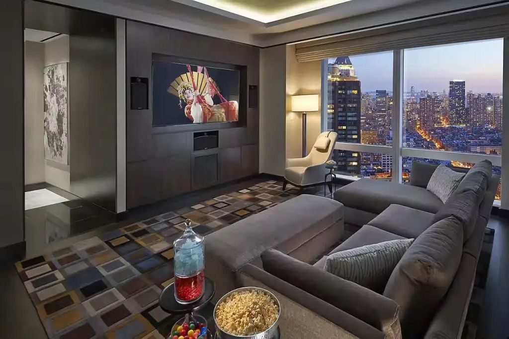Komfortables Wohnzimmer mit moderner Einrichtung und großem Fernseher