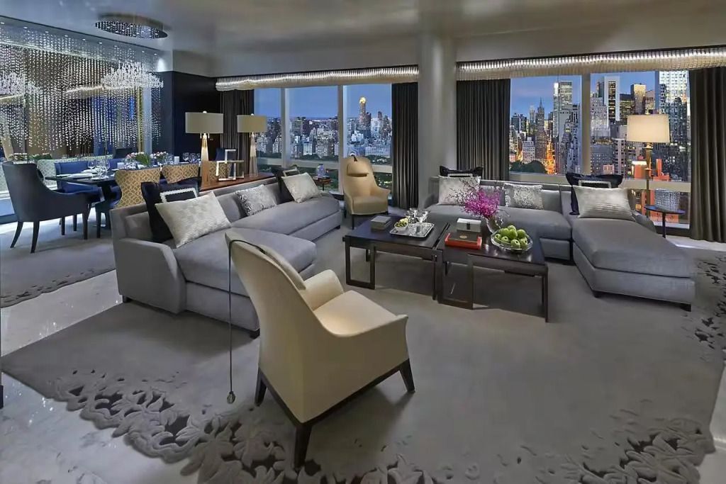 Geräumiges Wohnzimmer mit stilvoller Deko und Blick auf New York City