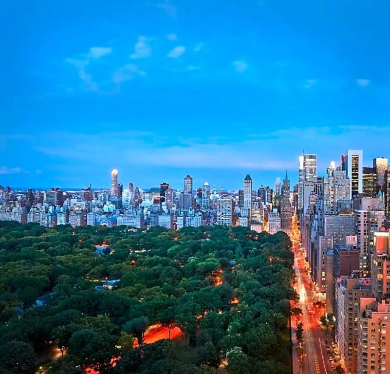 Panoramablick auf Central Park und die Skyline von New York bei Abenddämmerung