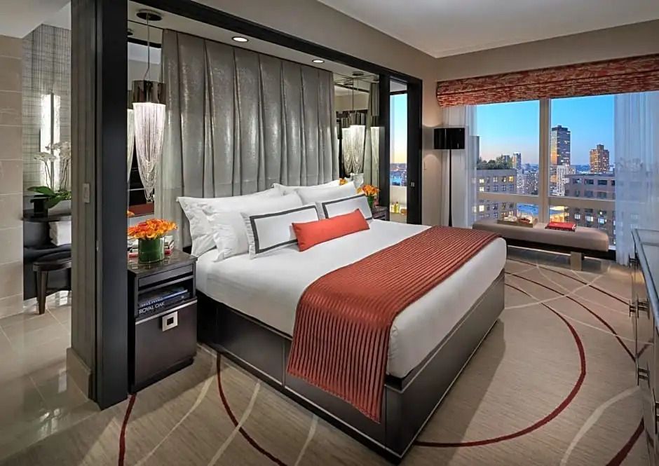 Luxuriöses Doppelzimmer mit elegantem Dekor und Blick auf New York City