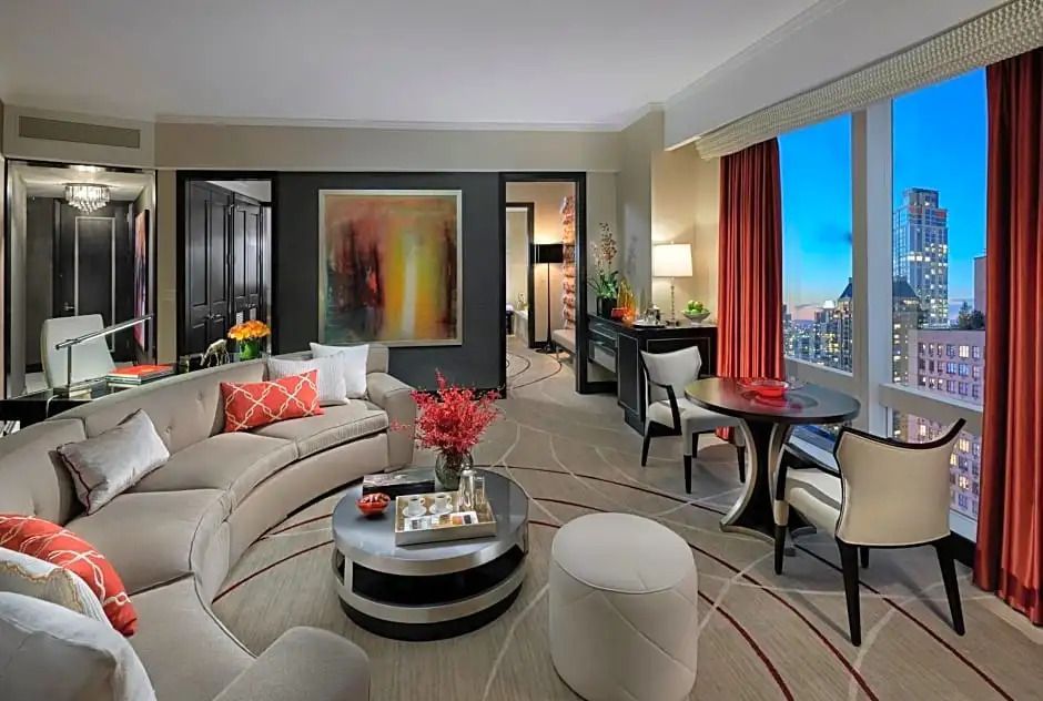 Gemütliches Wohnzimmer einer Suite mit eleganter Einrichtung und Details